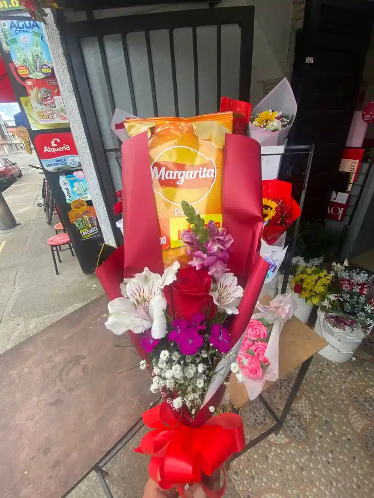 ❤️ 1 Rosa Roja Decorada Con Elegante Papel Coreano 🌸 Acompañada De Astromelia, Boca De Dragón, Clavel Chino Y Yibso 🎀 Moño En Cinta 🍟 Papas Margarita En Tu Sabor Favorito