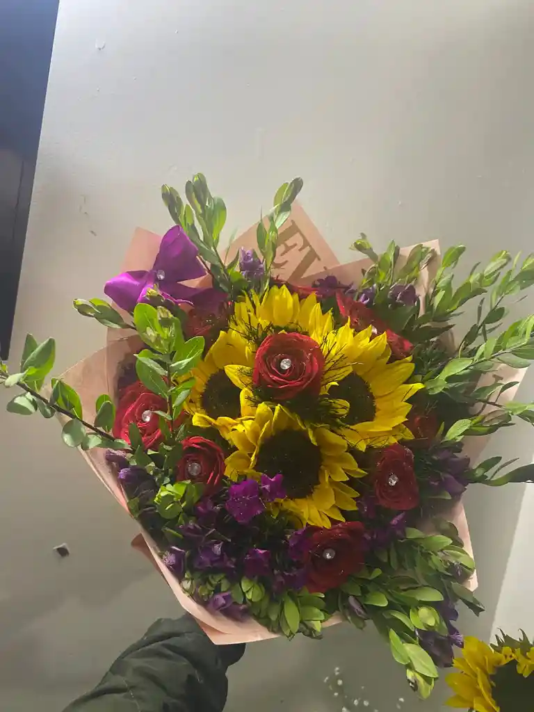 Bouquet Buchon🌻 4 Girasoles Radiantes Que Llenan De Luz 🌹 Rosas Rojas Apasionadas