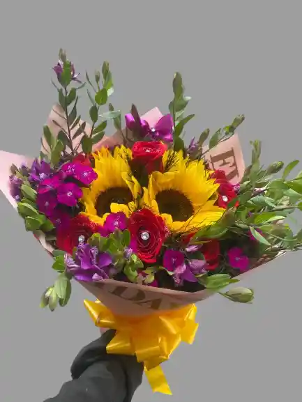 Bouquet Buchon🌻 4 Girasoles Radiantes Que Llenan De Luz 🌹 Rosas Rojas Apasionadas