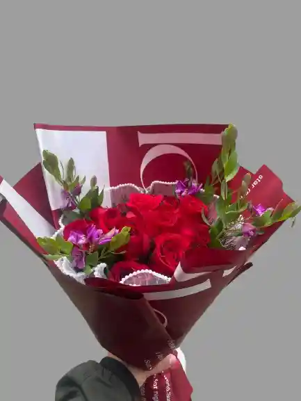 Bouquet ❤️ Rosas Rojas Frescas Y Apasionadas 💜 Acompañadas De Violetina Encantadora