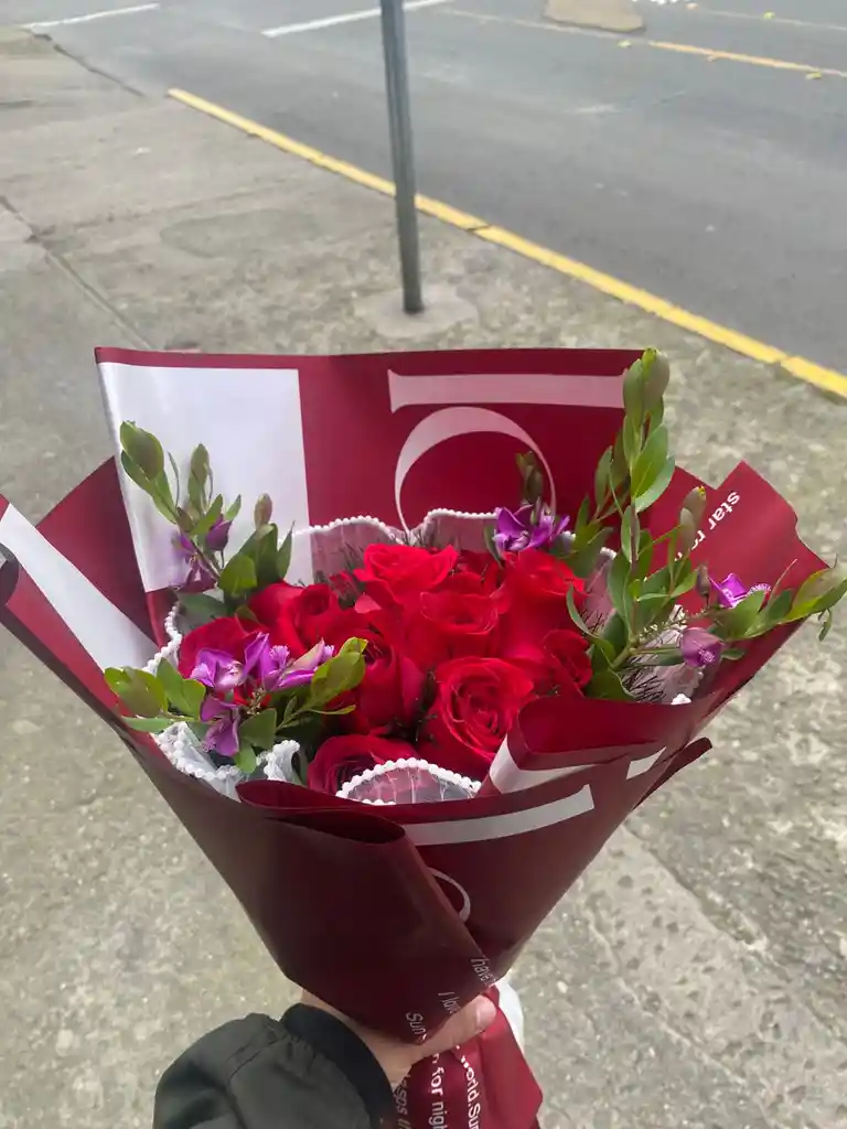 Bouquet ❤️ Rosas Rojas Frescas Y Apasionadas 💜 Acompañadas De Violetina Encantadora