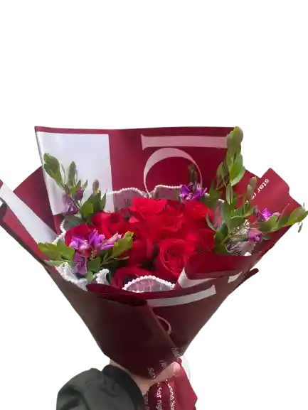 Bouquet ❤️ Rosas Rojas Frescas Y Apasionadas 💜 Acompañadas De Violetina Encantadora