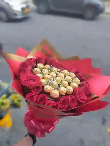 Corazón De Chocolate Ferrero Rodeado De Rosas