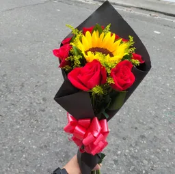 Rosas Rodeando Girasol