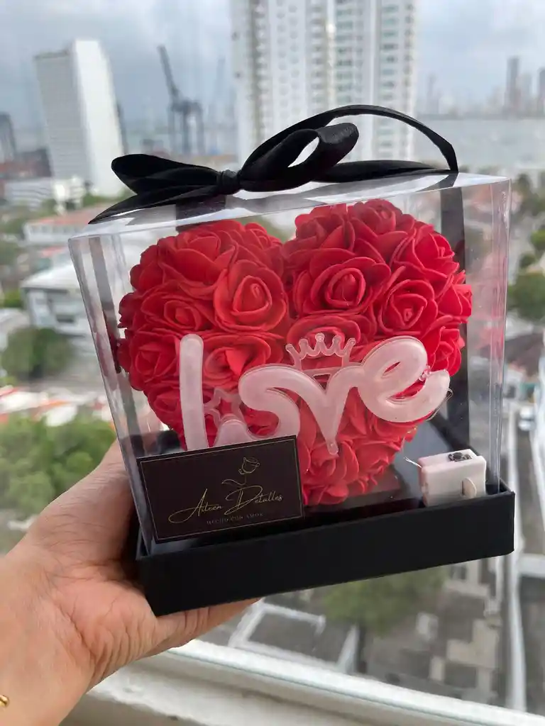 Corazón De Rosas Eternas Con Luz "love" En Caja Transparente