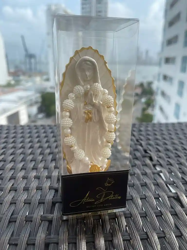 Virgen Milagrosa Con Denario En Caja Transparente – Detalle De Fe Y Protección