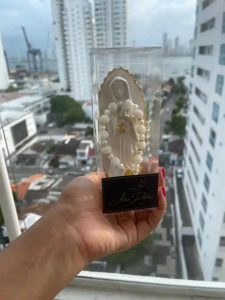 Virgen Milagrosa Con Denario En Caja Transparente – Detalle De Fe Y Protección