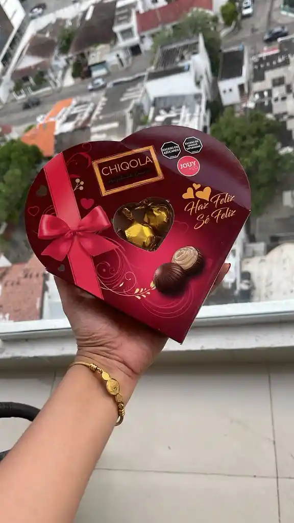 Bombones De Chocolate Chiqola En Caja Corazón – Elegancia Y Sabor En Un Solo Detalle