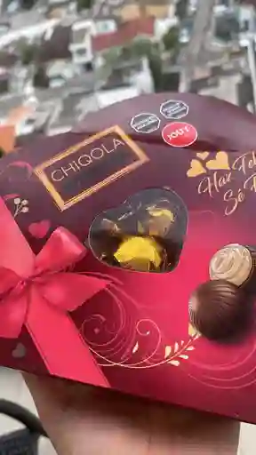 Bombones De Chocolate Chiqola En Caja Corazón – Elegancia Y Sabor En Un Solo Detalle