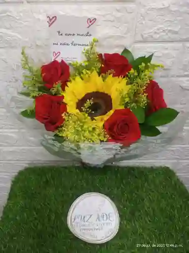 Buque De Rosas En Capuchón