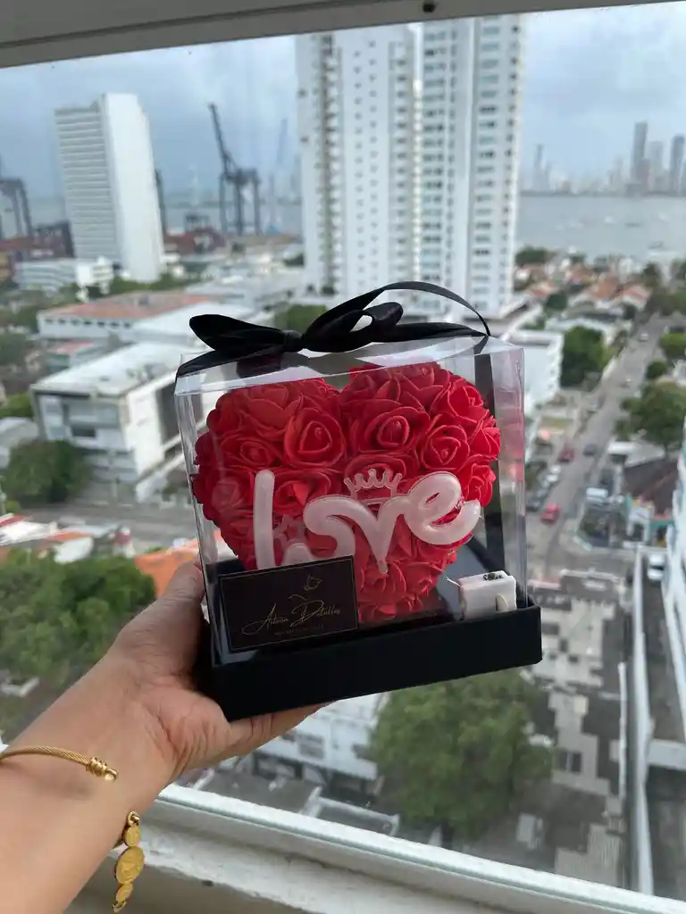 Corazón De Rosas Eternas Con Luz "love" En Caja Transparente