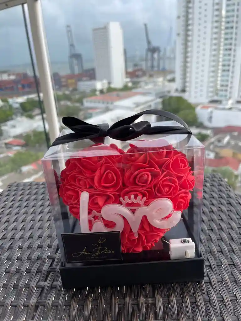 Corazón De Rosas Eternas Con Luz "love" En Caja Transparente