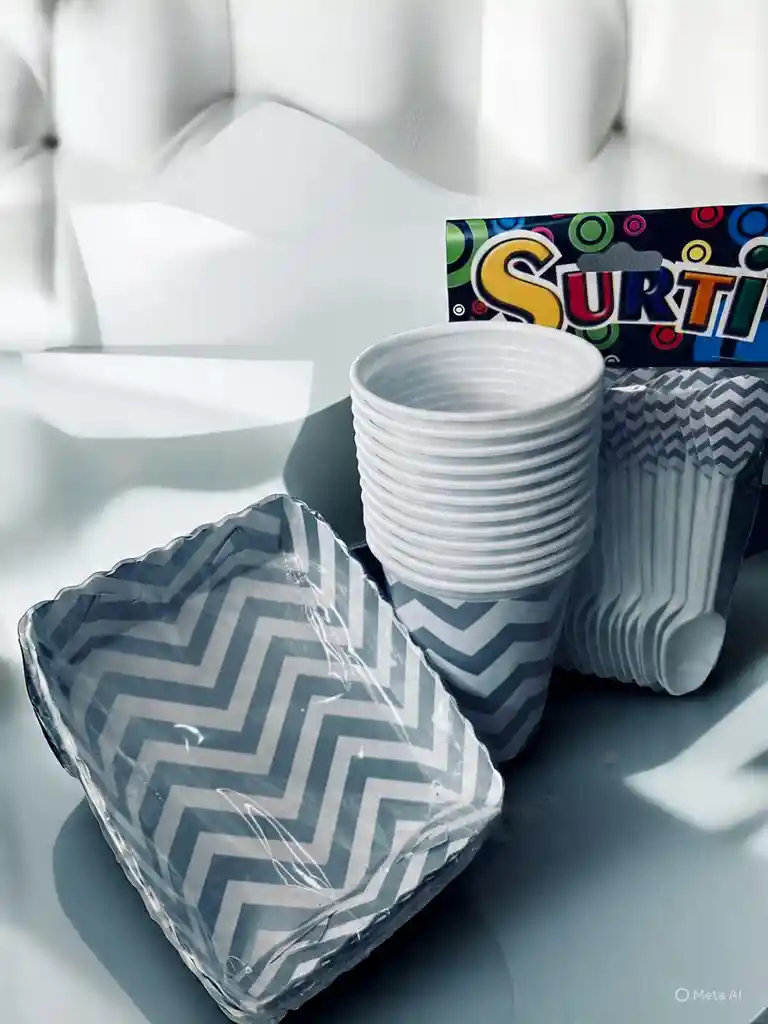 Set De Platos, Vasos Y Cucharas Con Diseño De Lineas Plateadas Para Fiestas Y Piñatas