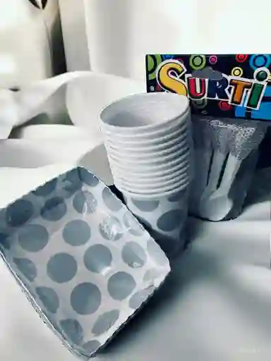 Set De Platos, Vasos Y Cucharas Con Diseño De Puntos Plateados Para Fiestas Y Piñatas