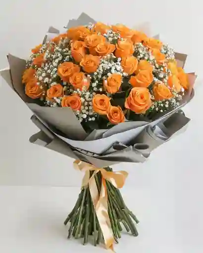 Arreglo Fuego Dulce – 100 Rosas Naranjas Con Gypso