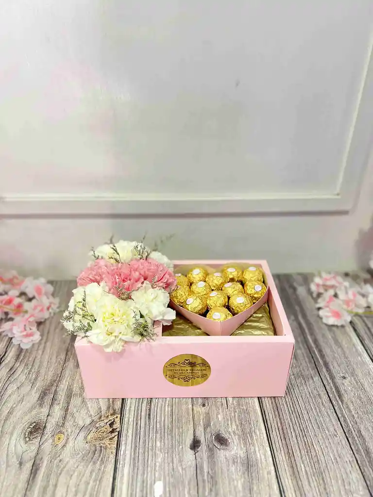 Caja Tipo Lonchera Con Claveles Y Corazón Con Ferreros