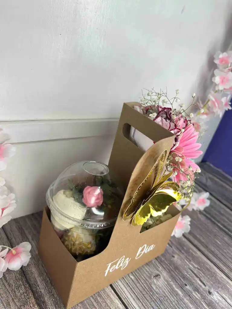 Caja Para Llevar Con Flores Y Fresas Con Chocolate