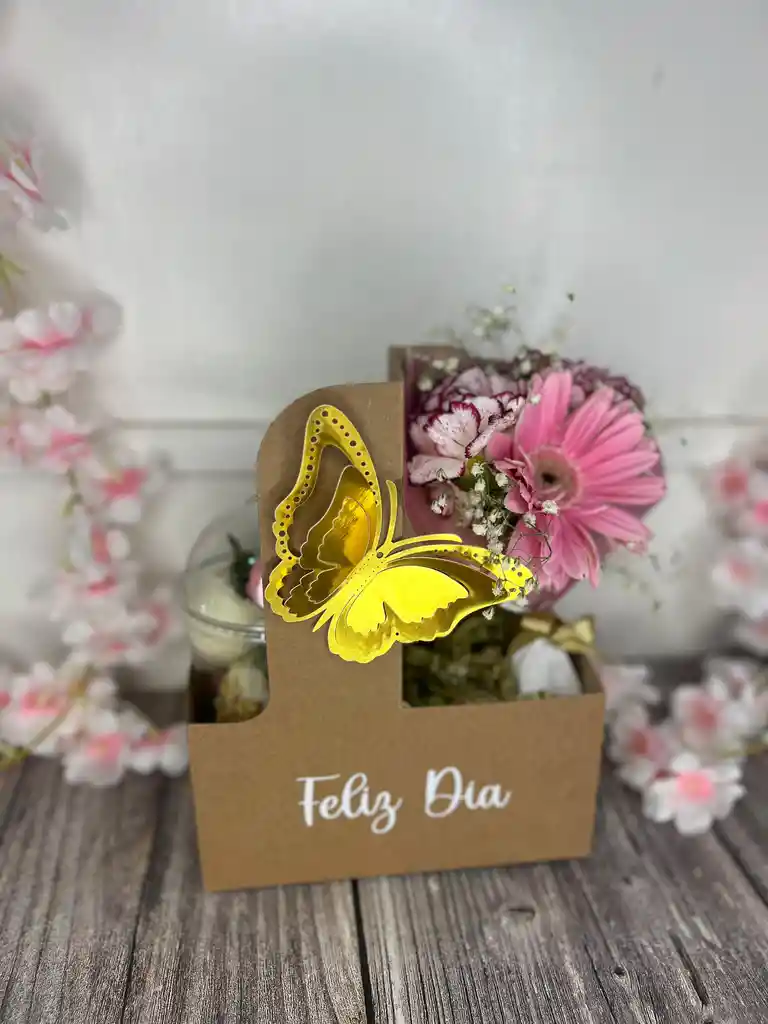 Caja Para Llevar Con Flores Y Fresas Con Chocolate