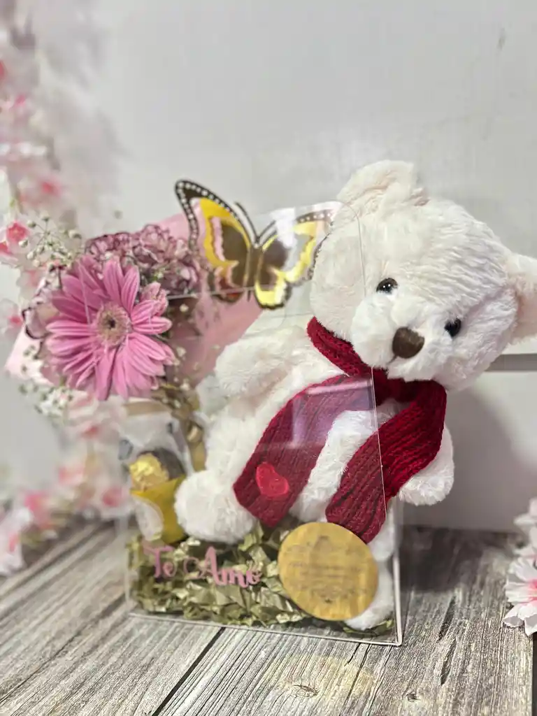Lonchera En Acrilico Contramarcada Con Oso De Peluche Pequeño 20 Cm, Flores Y Ferreros