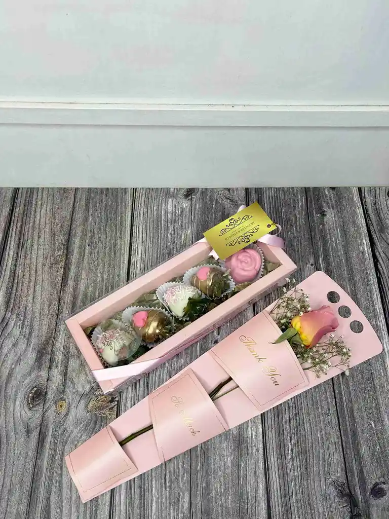 Combo Solitario De Encanto Y Caja De Chocolate Relleno Con Fresas Con Chocolate