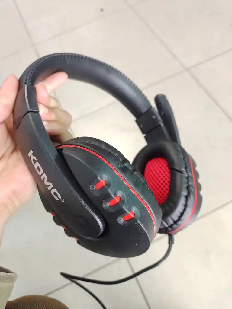 Audifonos Con Cable Diadema Negra Con Roja Komc