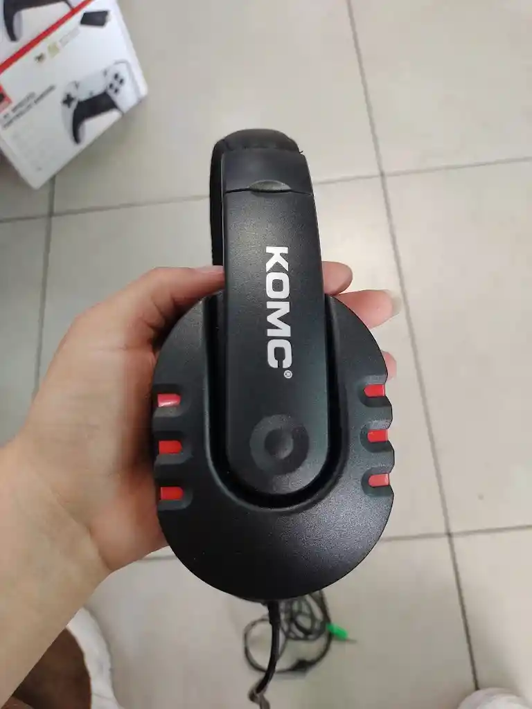 Audifonos Con Cable Diadema Negra Con Roja Komc