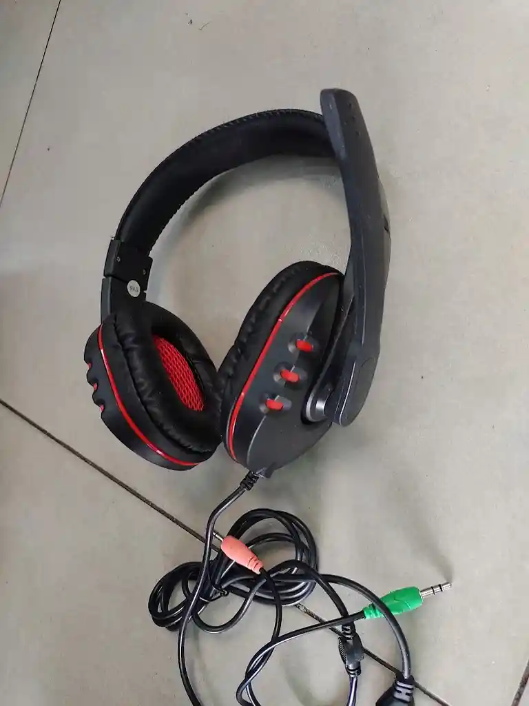 Audifonos Con Cable Diadema Negra Con Roja Komc