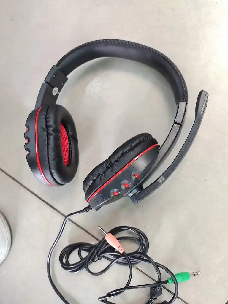 Audifonos Con Cable Diadema Negra Con Roja Komc