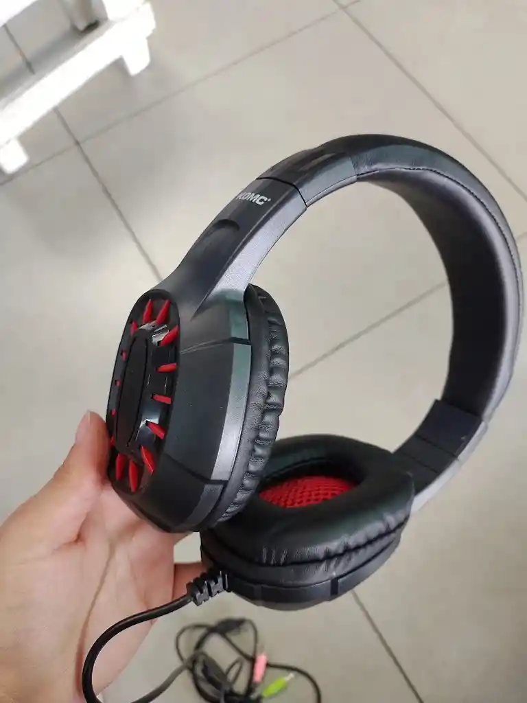 Audifonos Con Cable Diadema Negra Con Roja Komc C