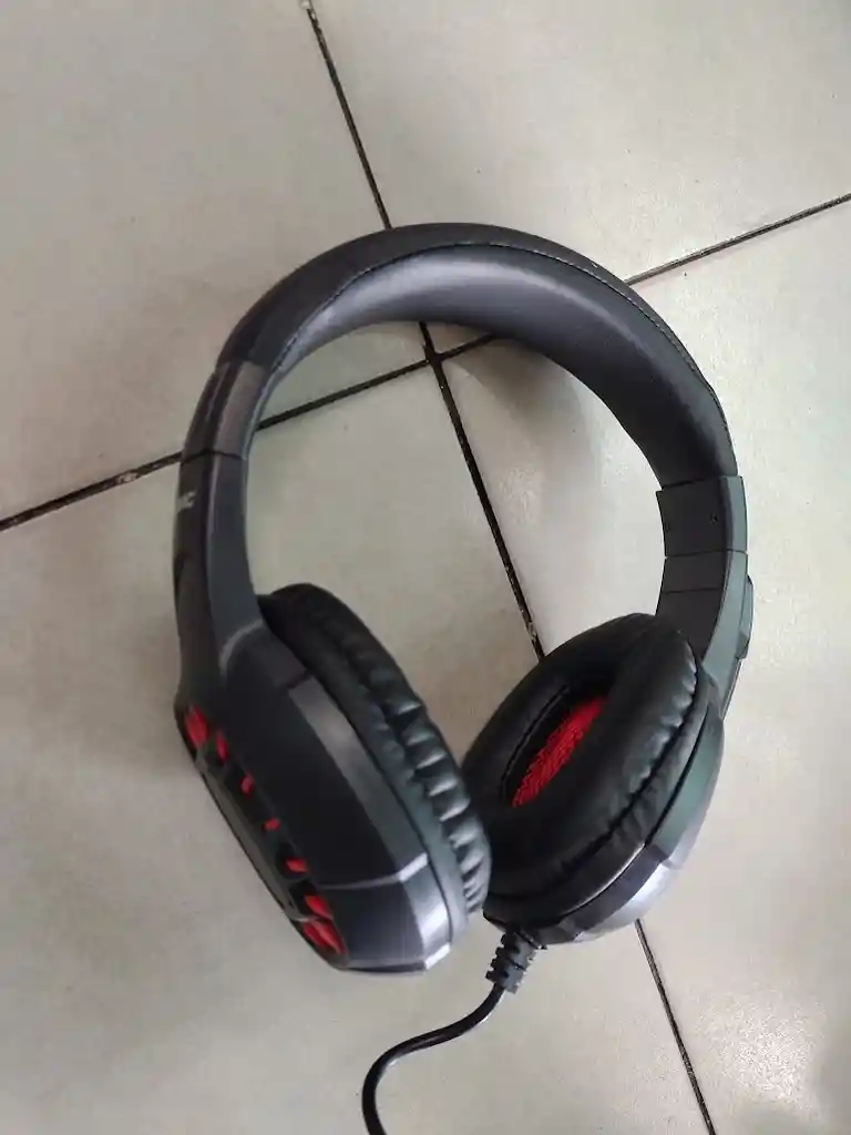 Audifonos Con Cable Diadema Negra Con Roja Komc C