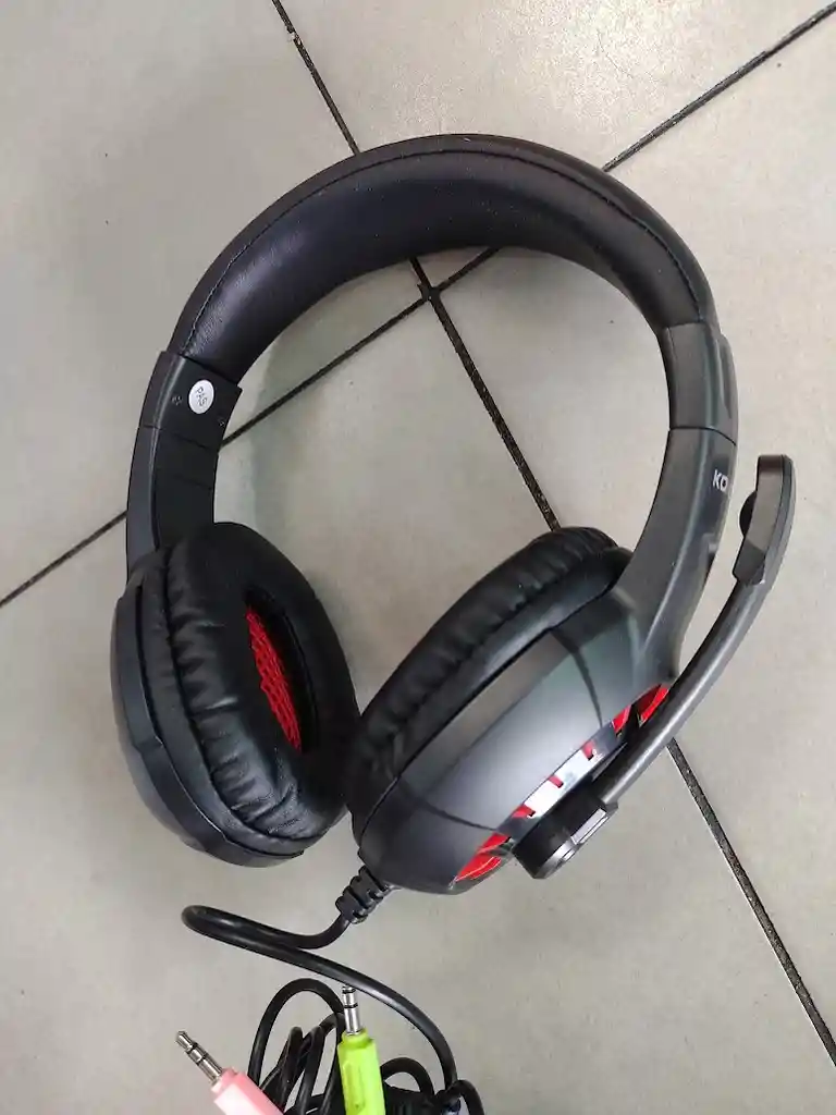 Audifonos Con Cable Diadema Negra Con Roja Komc C