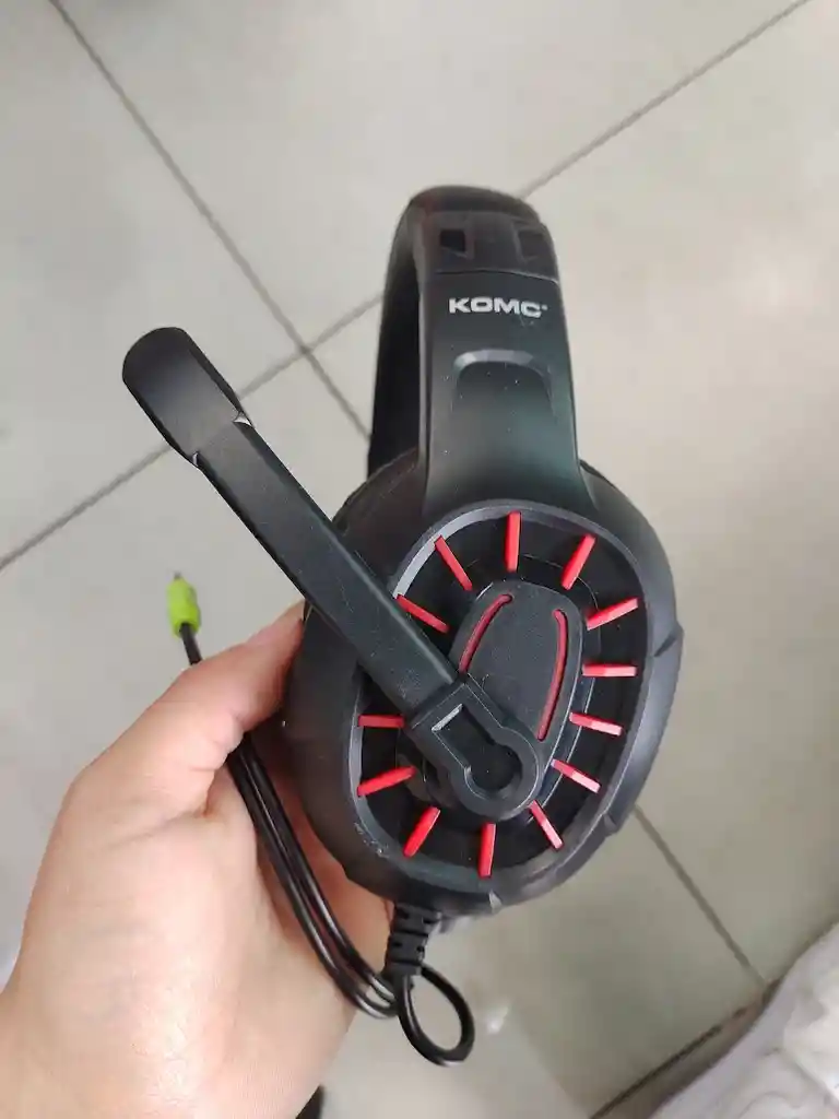 Audifonos Con Cable Diadema Negra Con Roja Komc C