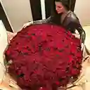 «ramo Buchon» De 600 Rosas Rojas Y Corona