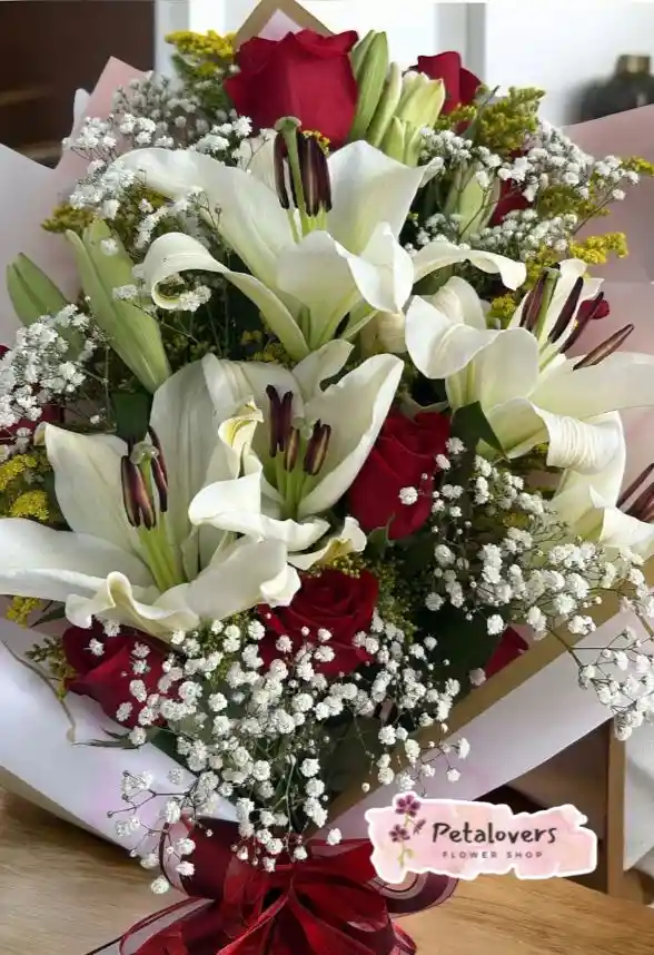 Flores Lirios Blancos + 12 Rosas Roja