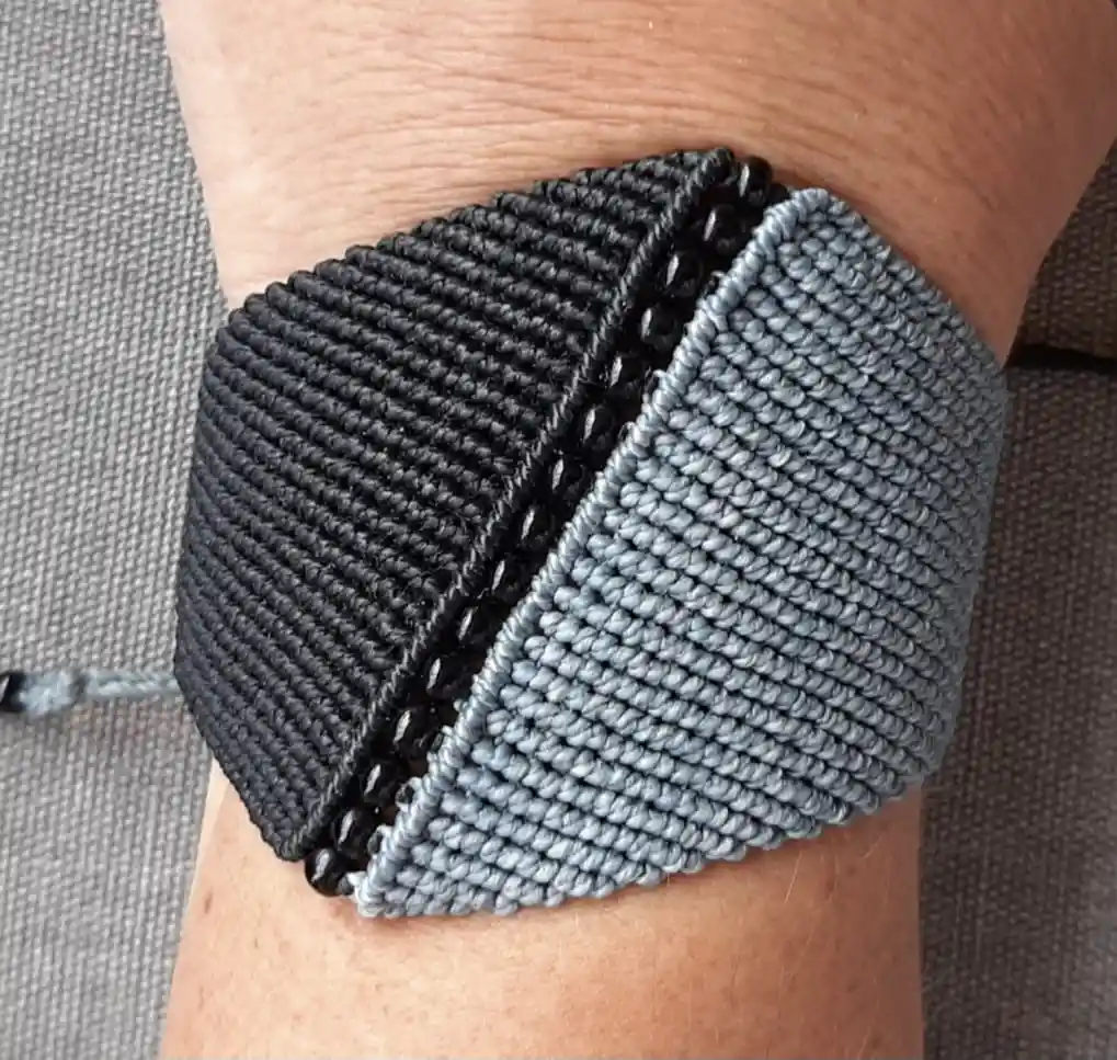 Pulsera Asimétrica Micro Macramé,/pieza Única/ , "nudo Lunar"