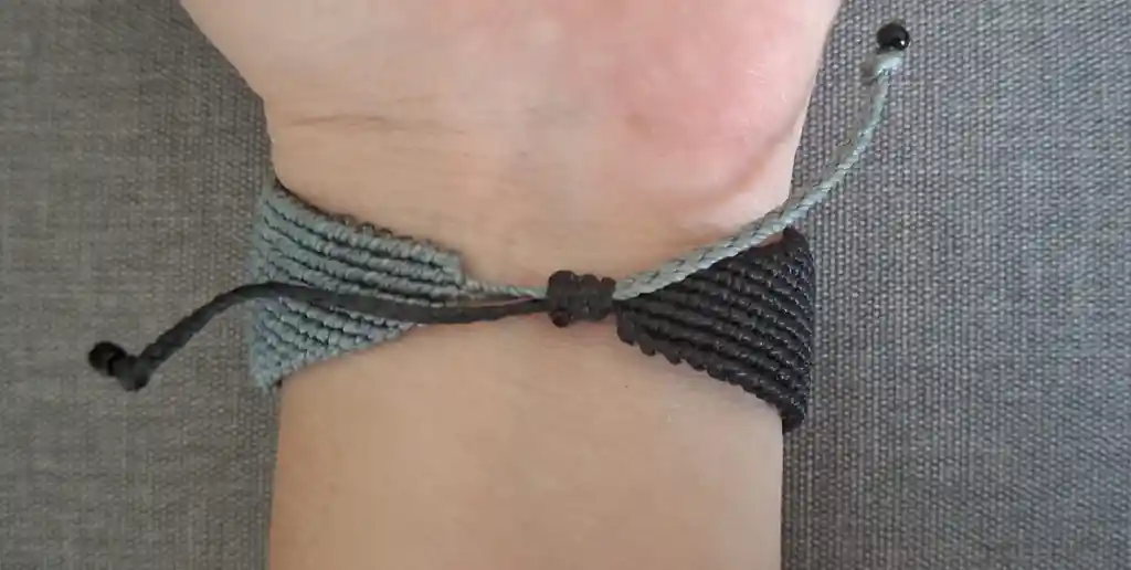 Pulsera Asimétrica Micro Macramé,/pieza Única/ , "nudo Lunar"
