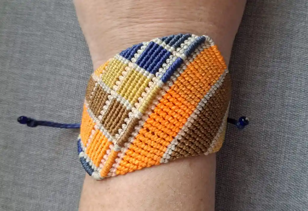 Pulsera De Macramé Geométrica/pieza Única/arte De Macramé/ "brisa Miel‑azul”
