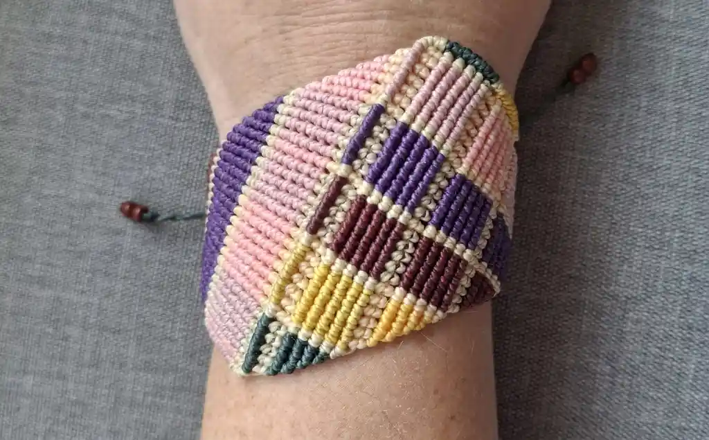 Pulsera De Macramé Geométrica/pieza Única/arte De Macramé/ "vibrante Esencia"