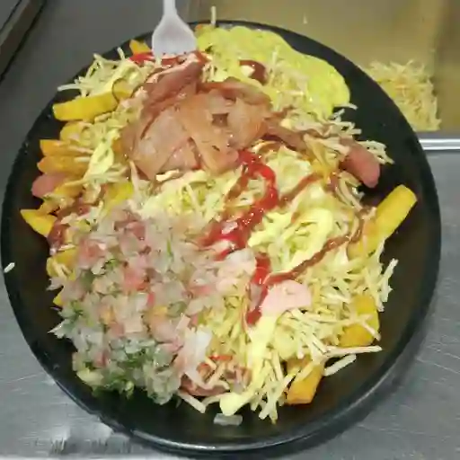 Salchipapa de la casa