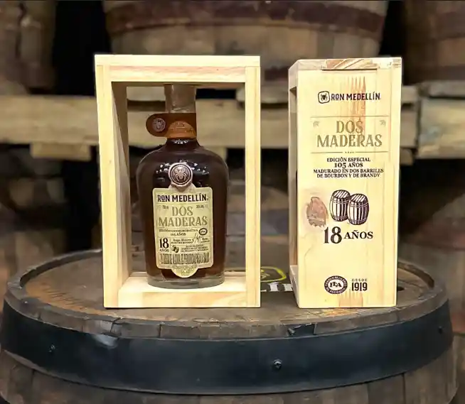 Ron Medellín Dos Maderas 18 Años Primium 750ml Edición Especial Limitada Que Redefine Su Sabor