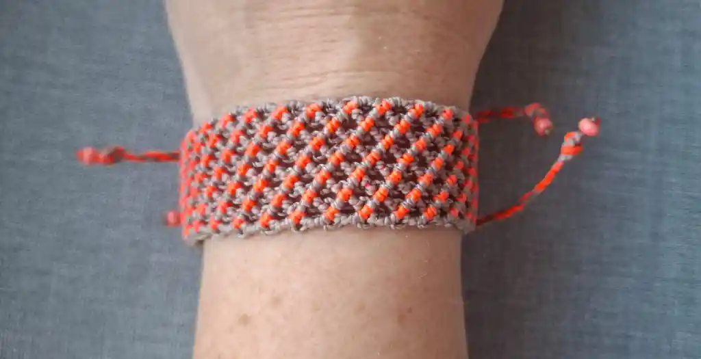 Pulsera De Macramé Hecha A Mano/ Pieza Única, Pulsera Diagonal - Esencia Salmón-rojo