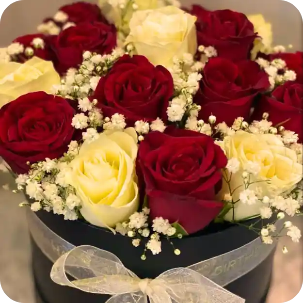 Caja Floral De 15 Rosas Rojas & Blancas
