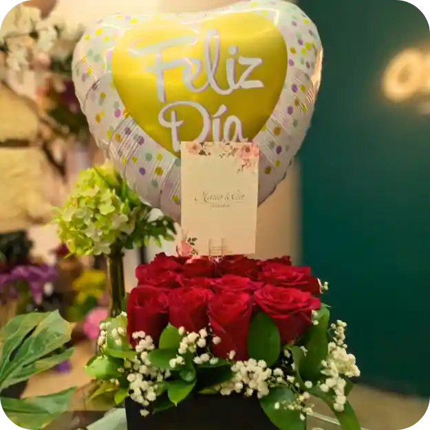 Caja Floral De 12 Rosas Rojas + Globo Cumpleaños