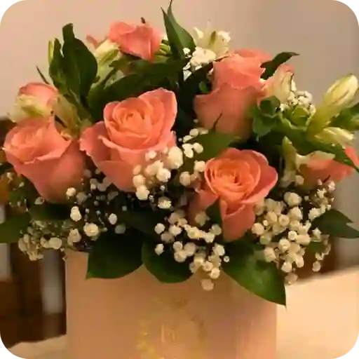 Caja Surtida De 8 Rosas + 4 Tulipanes
