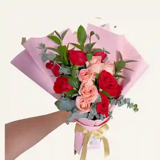 Bouquet De 12 Rosas Rojas Y Salmon Con Follaje