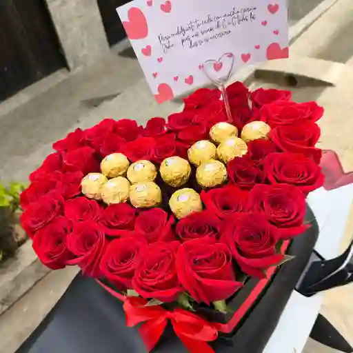 Caja Corazón Con Rosas Rojas Y Chocolates