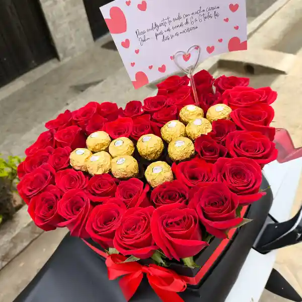 Caja Corazón Con Rosas Rojas Y Chocolates