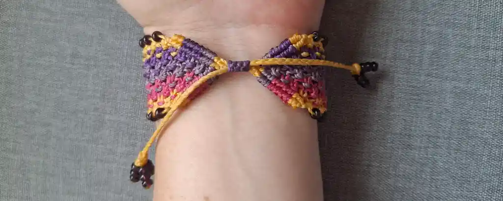 Pulsera Tejida En Macramé En Nudo Plano- Aurora Mística