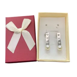 Aretes Largos Con Diseño De Corazones Y Perla Blanca En Acero