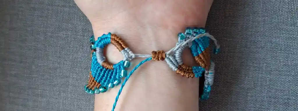 Pulsera Tejida En Micro Macramé/ Espiral Azul